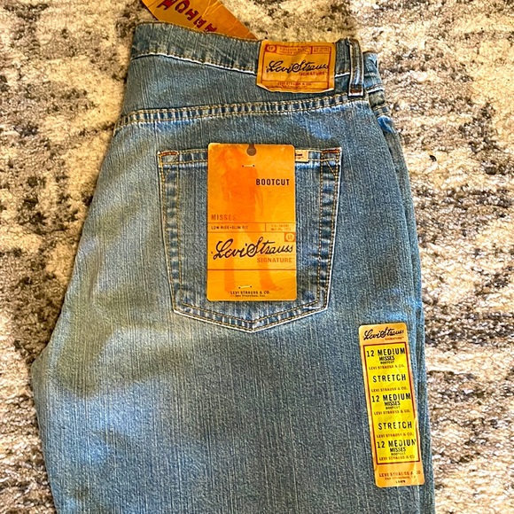 NEW Levi Strauss Stretch Bootcut Size 12 Jeans - Picture 2 of 4